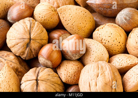 Schließen Sie eine Vielzahl der Nüsse ohne Schale, eine reiche Quelle von Protein Stockfoto