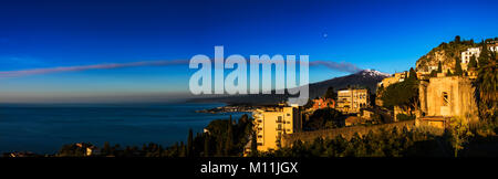 Panoramablick auf den Vulkan Ätna und das Mittelmeer, von Taormina, Sizilien gesehen Stockfoto