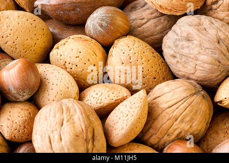 Schließen Sie eine Vielzahl der Nüsse ohne Schale, eine reiche Quelle von Protein Stockfoto