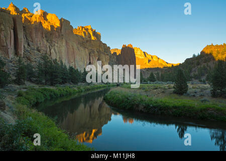 Reflexionen über die Krumme Fluss in Smith Rock State Park in Oregon. Stockfoto