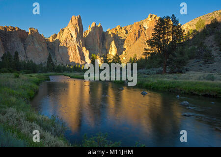 Reflexionen über die Krumme Fluss in Smith Rock State Park in Oregon. Stockfoto