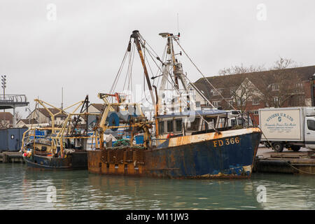 Angeln Boot oder Trawler bis in den Docks in Portsmouth Spice Island gebunden. grauen Tag ohne Menschen um. Stockfoto