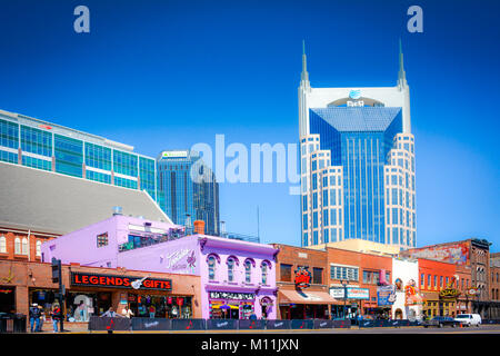 Berühmte Honky Tonks Linie lower Broadway in Nashville TN während der AT&T Wolkenkratzer in Downtown Music City USA dominiert wird Stockfoto