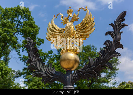 Russische Wappen gegen den Himmel mit Bäumen close-up. Russische Wappen. Stockfoto