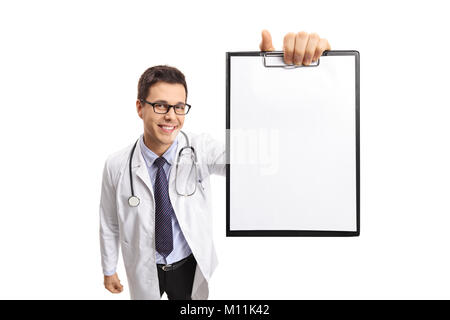 Arzt zeigt eine Zwischenablage auf weißem Hintergrund Stockfoto