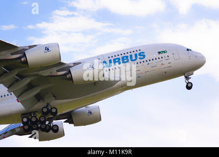 Vorwärts Bereich mit vier Motoren, Kotflügel und vorderer Teil des Rumpfes des Airbus A380 Klettern weg von take-off im Vereinigten Königreich Stockfoto