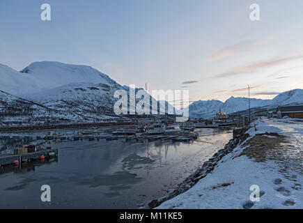 Boote in den geschützten Hafen in Nord-Lenangen, Lyngen, Troms County, Norwegen Stockfoto