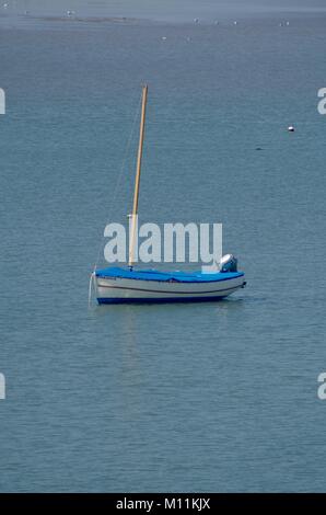 Kleine hölzerne Segelboot, festgemacht an der Mündung des Flusses Torridge, Appledore an einer ruhigen Frühlingstag. North Devon, Großbritannien. Stockfoto