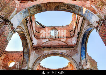 Ruiniert Bögen der Orthodoxen Kirche von St. Nikolaus in das Dorf von dobrush Lenino, Bezirk, Region Gomel, Weißrussland Stockfoto