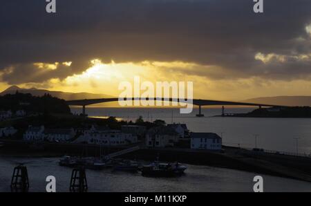 Skye Brücke bei Sonnenuntergang. Kyle von Lochalsh, Kyleakin, Isle of Skye, innere Hebridies, Schottland, Großbritannien. 2017. Stockfoto