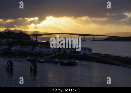 Skye Brücke bei Sonnenuntergang. Kyle von Lochalsh, Kyleakin, Isle of Skye, innere Hebridies, Schottland, Großbritannien. 2017. Stockfoto