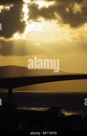 Skye Brücke bei Sonnenuntergang. Kyle von Lochalsh, Kyleakin, Isle of Skye, innere Hebridies, Schottland, Großbritannien. 2017. Stockfoto