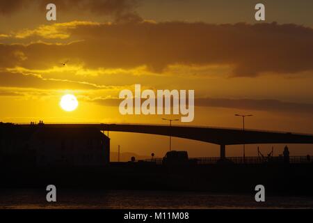 Skye Brücke bei Sonnenuntergang. Kyle von Lochalsh, Kyleakin, Isle of Skye, innere Hebridies, Schottland, Großbritannien. 2017. Stockfoto