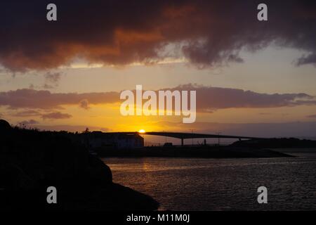 Skye Brücke bei Sonnenuntergang. Kyle von Lochalsh, Kyleakin, Isle of Skye, innere Hebridies, Schottland, Großbritannien. 2017. Stockfoto