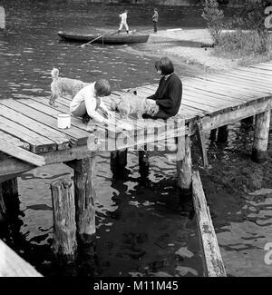 Kinder angeln Spielen auf Jetty Großbritannien 1960 Stockfoto