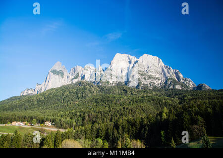 Der Langkofel Gruppe, Italienisch Langkofelgruppe, ist ein Bergmassiv in der westlichen Dolomiten, Südtirol, Italien. Stockfoto