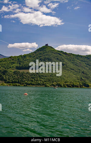 Der Kalterer See, Italienisch Lago di Caldaro, ist ein See in der Gemeinde Kaltern in Südtirol, Italien. Stockfoto