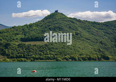 Der Kalterer See, Italienisch Lago di Caldaro, ist ein See in der Gemeinde Kaltern in Südtirol, Italien. Stockfoto