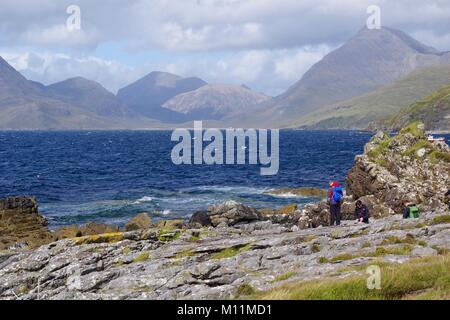 Partei der Geologie, an der Küste von elgol Strand, dramatische Cuillin Hills im Hintergrund. Isle of Skye, Schottland, Großbritannien. 2017. Stockfoto