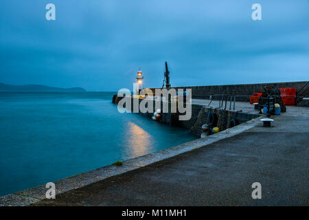 Vor Morgengrauen auf die ruhige, aber immer bereit Kornische Hafenstadt Mevagissey. Stockfoto