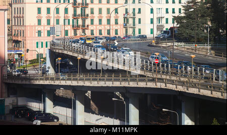 Genua, Italien - 18. Januar 2018: Urban Transport Szene, Autos gehen auf Überführung mit Kreuzung Stockfoto