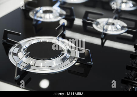 Moderne Gas Herd Brenner aus glänzendem Edelstahl und schwarze Keramik Stockfoto