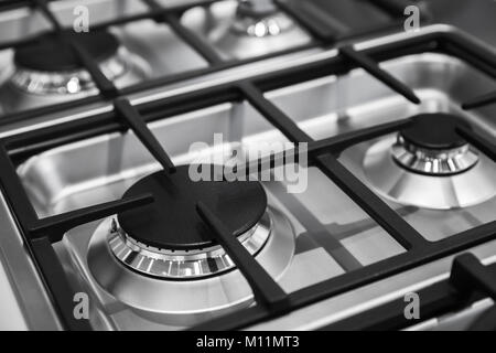 Moderne Gas Herd Brenner aus glänzendem Edelstahl und Gusseisen Stockfoto