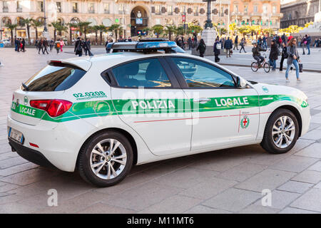 Mailand, Italien - Januar 19, 2018: Alfa Romeo Giulietta, die italienische Polizei Auto Patrouillen Piazza del Duomo, dem zentralen Platz der Stadt von Milano, Rückansicht Stockfoto