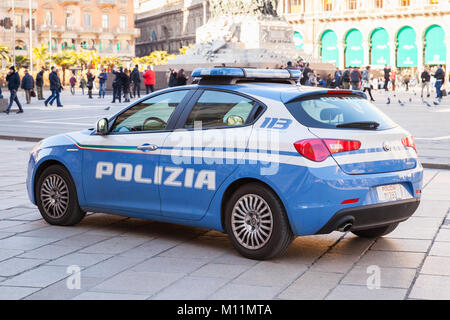 Mailand, Italien - Januar 19, 2018: Blau und Weiß Alfa Romeo Giulietta, die italienische Polizei Auto Patrouillen Piazza del Duomo, dem zentralen Platz der Stadt von Milano, rea Stockfoto