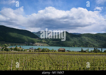 Der Kalterer See, Italienisch Lago di Caldaro, ist ein See in der Gemeinde Kaltern in Südtirol, Italien. Stockfoto