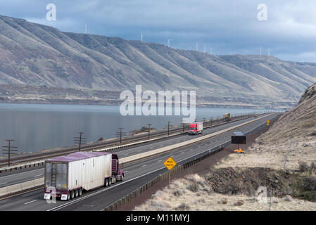 Die Interstate 84, Eisenbahnschienen und Windkraftanlagen in der Columbia River Gorge an der Grenze zwischen Oregon und Washington. Stockfoto