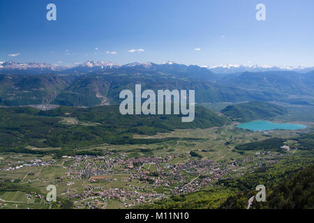 Kaltern an der Weinstraße, Italienisch Caldaro sulla Strada del Vino, ist eine Gemeinde in Südtirol in Norditalien. Stockfoto