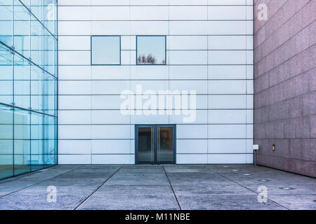 Eine doppelte Glastür auf eine weiße Wand, Frankreich. Stockfoto