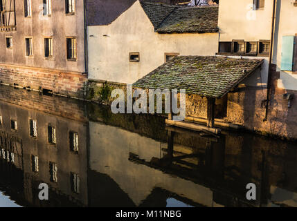 Alte mittelalterliche Jetty Struktur aus Holz auf der Ill in Straßburg, Frankreich. Stockfoto