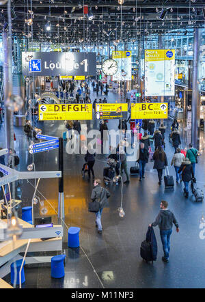 Besetzt Abflughalle am Flughafen Amsterdam Schiphol, eine der wichtigsten europäischen Drehkreuz Wartung 60 Millionen Passagiere pro Jahr Stockfoto