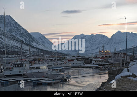 Boote in den geschützten Hafen in Nord-Lenangen, Lyngen, Troms County, Norwegen Stockfoto