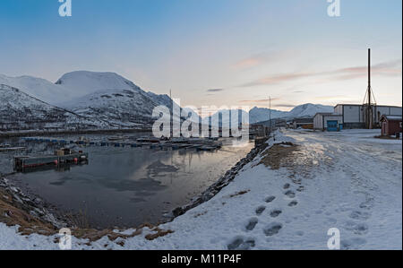 Boote in den geschützten Hafen in Nord-Lenangen, Lyngen, Troms County, Norwegen Stockfoto