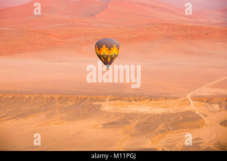 Ein Heißluftballon im Flug über Straßen in Namibia mit Raum für Text Stockfoto