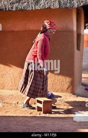 Afrikanische senior stehende Frau vor dem Haus im Dorf, Botswana Stockfoto