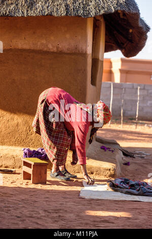 Afrikanische senior stehende Frau vor dem Haus im Dorf, Botswana Stockfoto