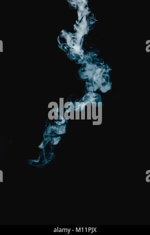 Dampf Textur aus einem heißen Getränk auf einem schwarzen Hintergrund. Blauer Rauch mit kopieren. Stockfoto