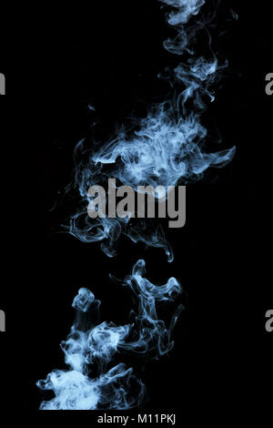 Dampf Textur aus einem heißen Getränk auf einem schwarzen Hintergrund. Blauer Rauch mit kopieren. Stockfoto