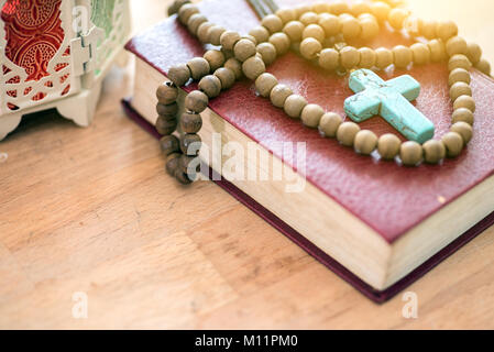 Bibel-Nahaufnahme. Bibel auf die kleinen im Alter Holztisch. Stockfoto