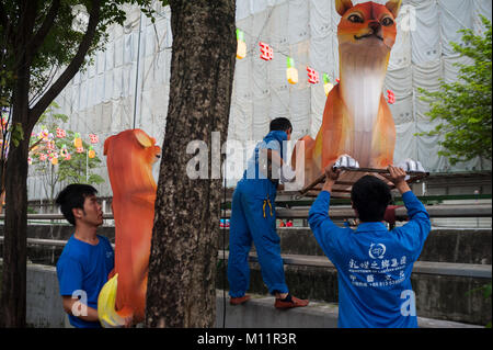 18.01.2018, Singapur, Republik Singapur, Asien - Arbeitnehmer eingerichtet Tierfiguren entlang neuer Bridge Road und Eu-Tong Sen Straße in Chinatown. Stockfoto