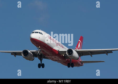 Atlasglobal Airlines Airbus A320-Passagierflugzeugen endgültige approact vor der Landung, um Internationalen Flughafen Belgrad Stockfoto