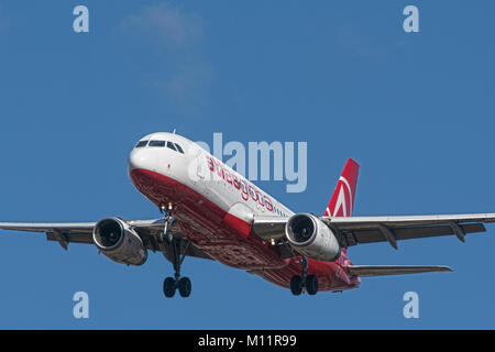 Atlasglobal Airlines Airbus A320-Passagierflugzeugen endgültige approact vor der Landung, um Internationalen Flughafen Belgrad Stockfoto