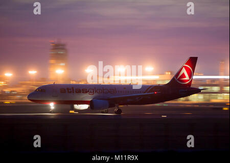 Atlasglobal Airlines Airbus A320-Passagierflugzeugen zur Beschleunigung der Landebahn vor dem Start in der Dämmerung Stockfoto