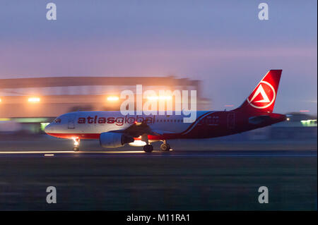 Atlasglobal Airlines Airbus A320-Passagierflugzeugen zur Beschleunigung der Landebahn vor dem Start in der Dämmerung Stockfoto