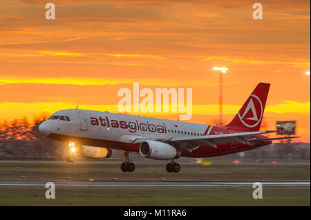 Atlasglobal Airlines Airbus A320-Passagierflugzeugen Landung nach Sonnenuntergang mit herrlichen orange-Himmel im Hintergrund leuchtet am Flughafen Belgrad Stockfoto