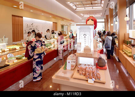 Menschen kaufen Desserts und Süßspeisen an Fumon - ein Café, Store Innenraum: Kiyomizu-Tempel, Kyoto, Japan 2017. Stockfoto